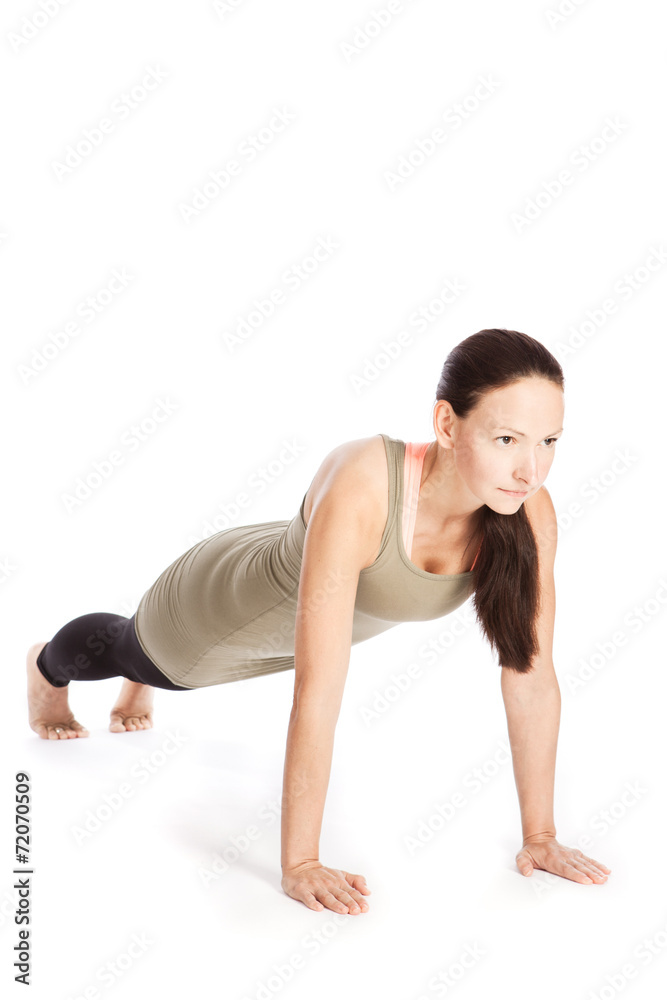 Sonnengrußposen im Yoga vor weißem Hintergrund Sonnengrußposen im Yoga vor weißem Hintergrund