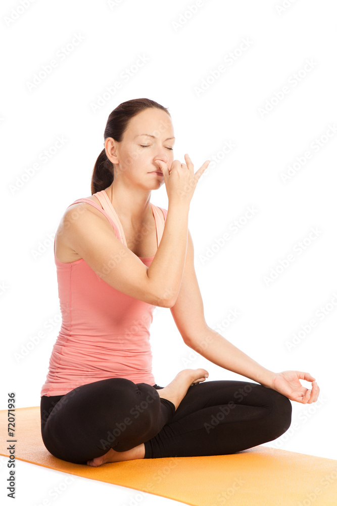 Yogaübungen vor weißem Hintergrund