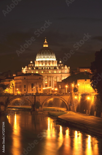 Monumentalny widok bazyliki św. Piotra nad Tybrem nocą w Rzymie