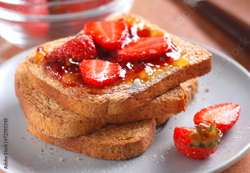 fette biscottate con fragole e zucchero a velo