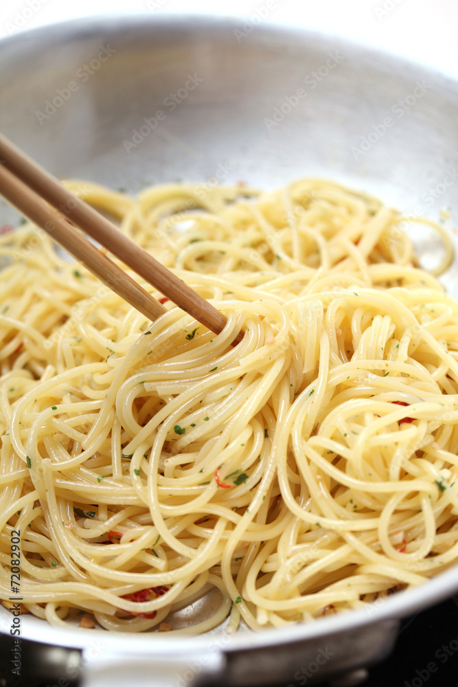 パスタ　ペパロンチーノ　フライパン調理　イメージ　クローズアップ