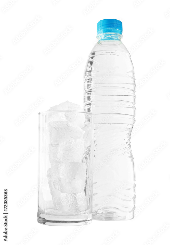 Naklejka premium Drinking Water and real Ice isolated on white background