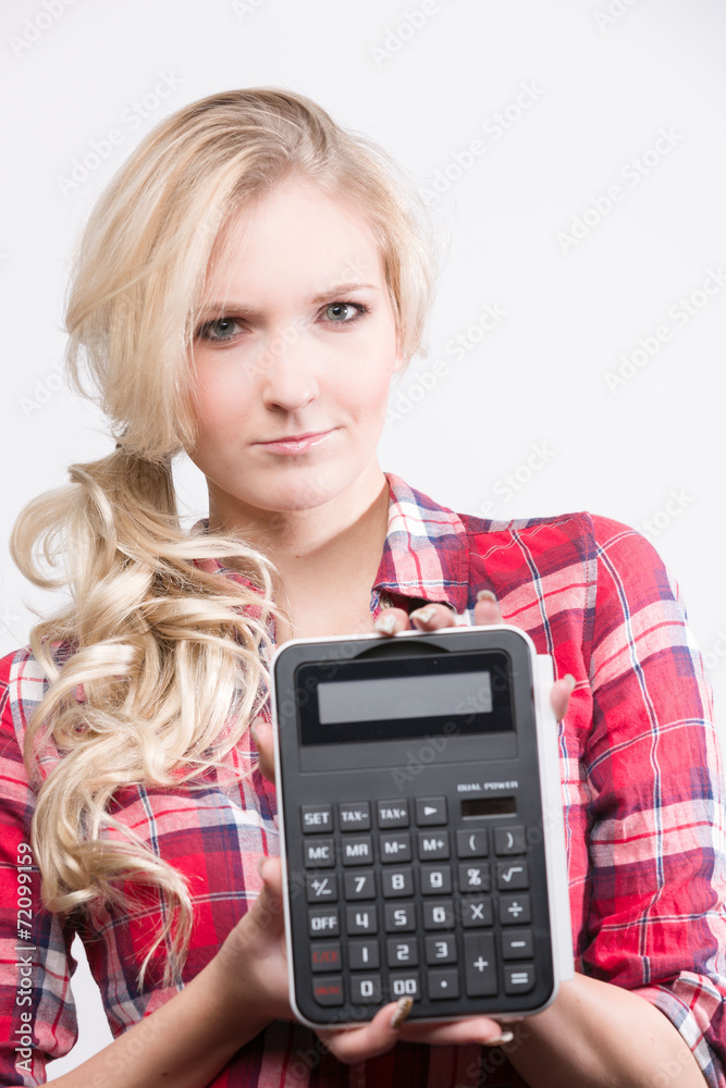 Junge Frau zweifelt mit Taschenrechner Junge Frau zweifelt mit Taschenrechner