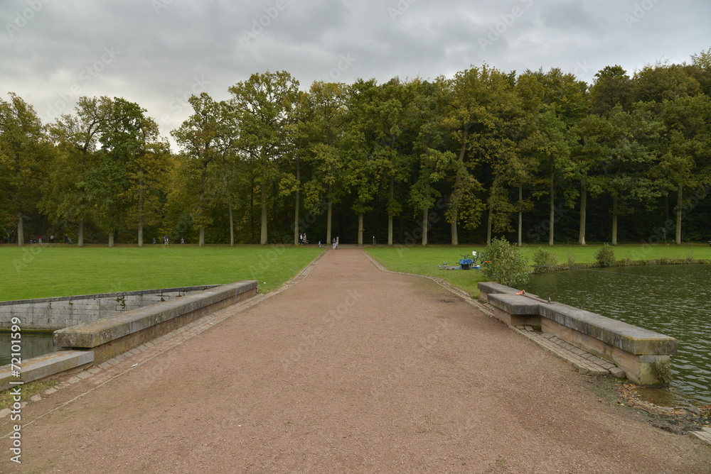 Chemin entre deux pièces d'eau au parc de Tervuren