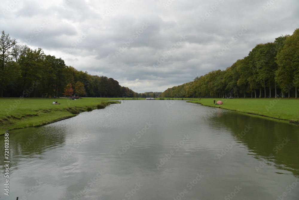 Fototapeta premium La pièce d'eau aux berges érodées