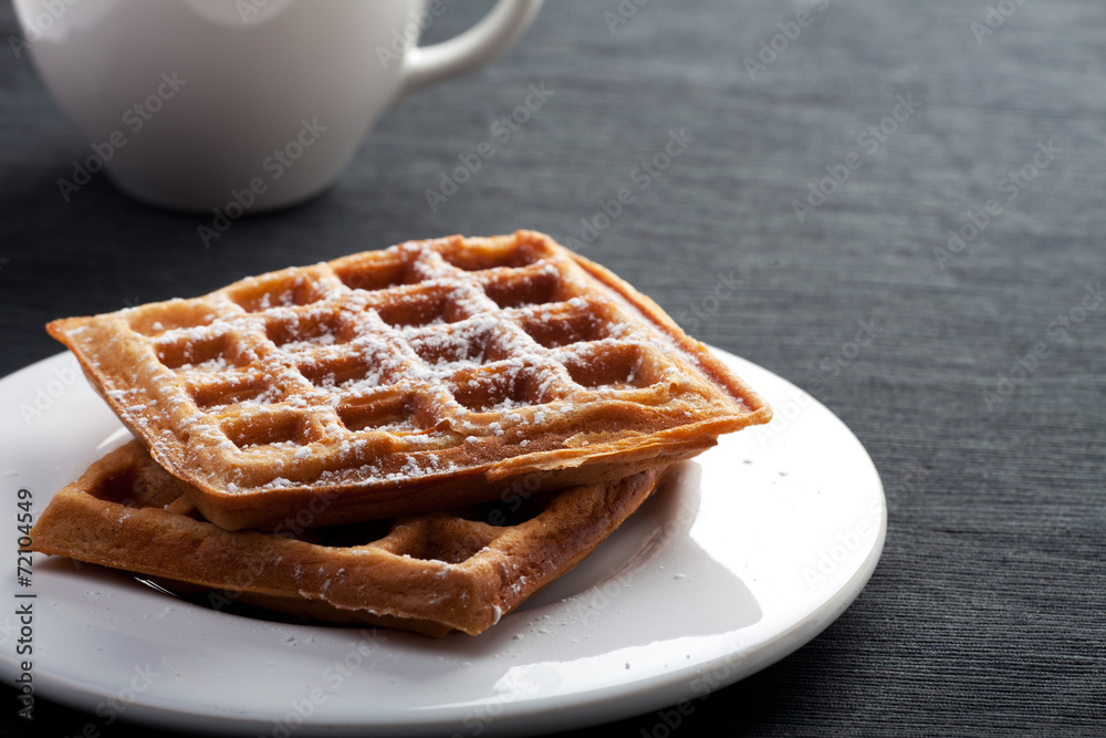 frische Waffeln mit einer Tasse Kaffee frische Waffeln mit einer Tasse Kaffee