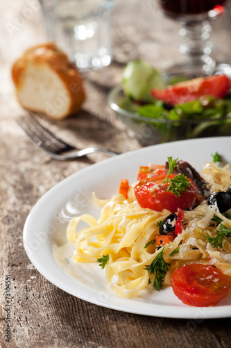 frische Pasta mit Tomaten und Oliven