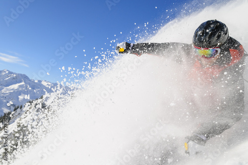 Skifahrer in Staubwolke photo