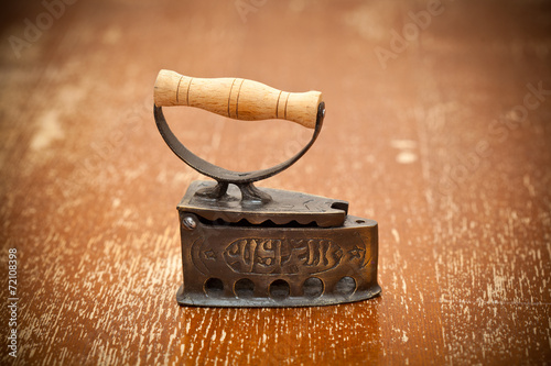 Φωτογραφία Old vintage iron on the wooden background