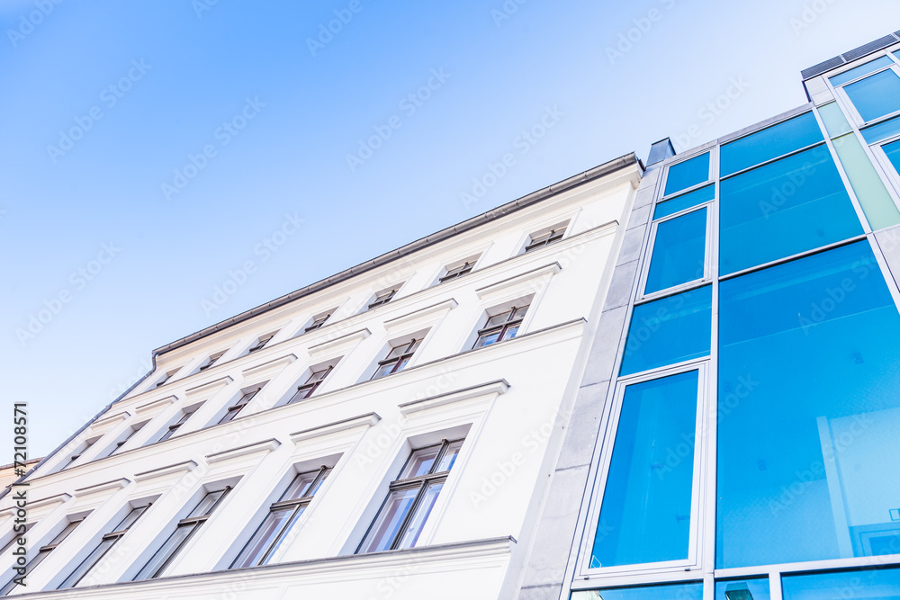 Fototapeta premium Wohnhaus - Gebäude mit Glasfassade