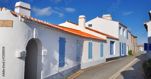 Fotografie Ruelle de Noirmoutier aux maisons blanches typiques