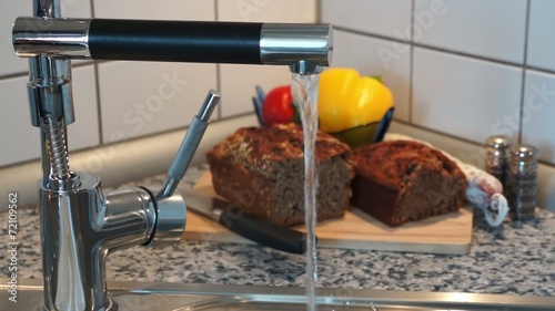 Wasserhahn mit fließendem Wasser und Wurst