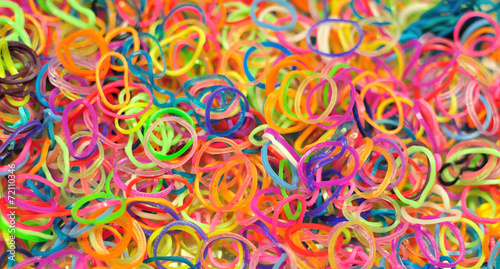 Elastiques de couleurs pour construire des bracelets