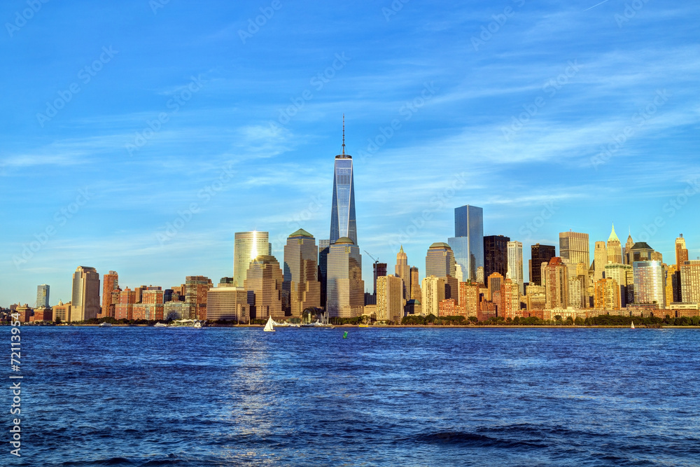 New York City skyline in warm light at sunset - obrazy, fototapety, plakaty 