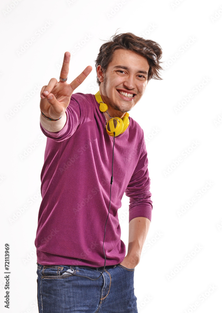 Alegre disc jockey. Joven escuchando música con audífonos. Alegre disc jockey. Joven escuchando música con audífonos.