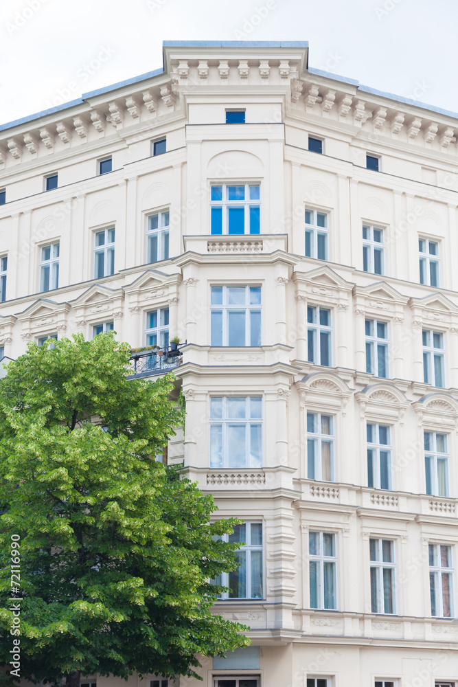 Eckhaus und Baum - Altbau in Berlin