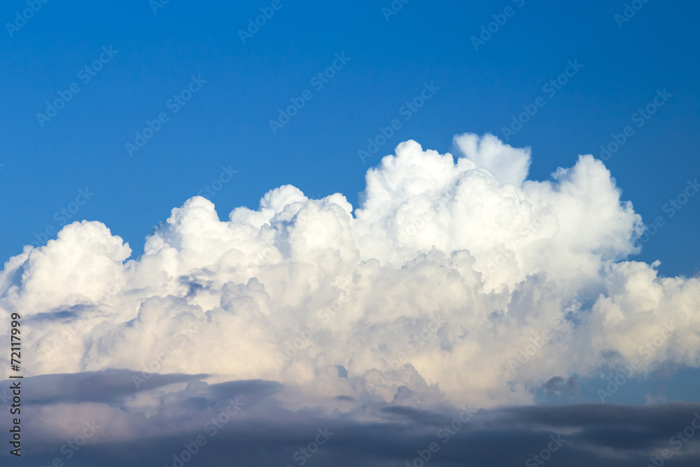 Fototapeta premium blue sky with puffy and dark rain clouds