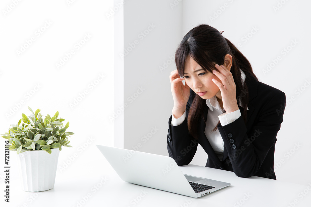 asian businesswoman working in the office asian businesswoman working in the office