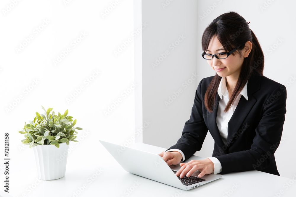 asian businesswoman working in the office asian businesswoman working in the office