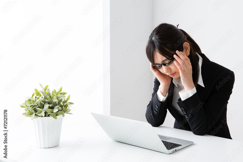 asian businesswoman working in the office asian businesswoman working in the office