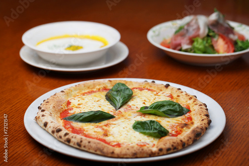おいしい マルゲリータのピザ とテーブルイメージ