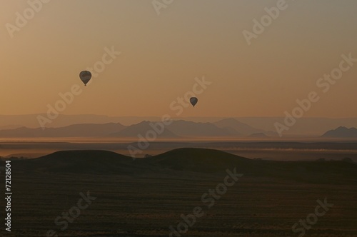 Heißluftballone über der Namib-Wüste