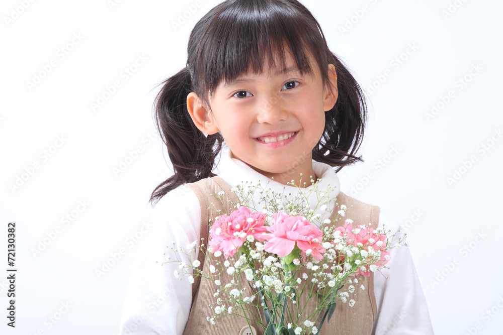 花を贈る女の子