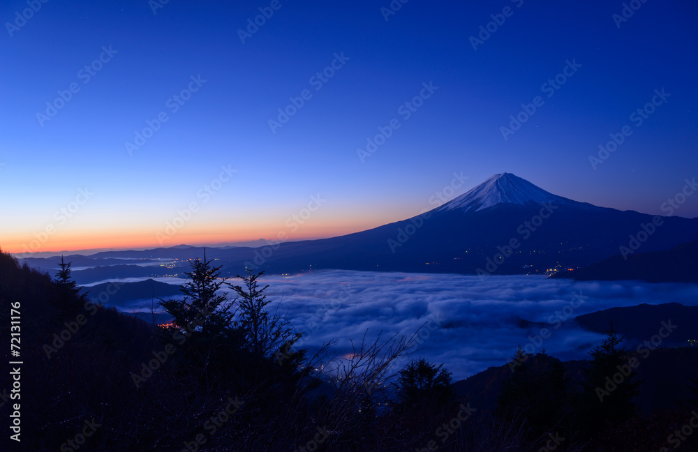 Lakeside of Kawaguchi and Mt.Fuji at dawn