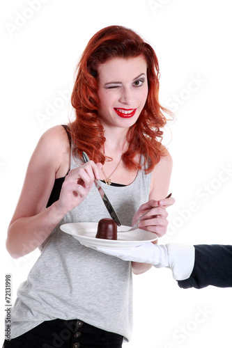 Frau isst Schokokuss serviert auf Teller Porträt