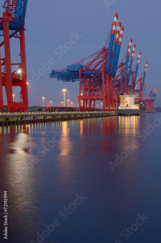 Tagesanbruch am Container-Terminal HDR