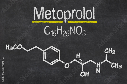 Schiefertafel mit der chemischen Formel von Metoprolol