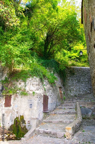 Rue du village de Crest dans la Drôme