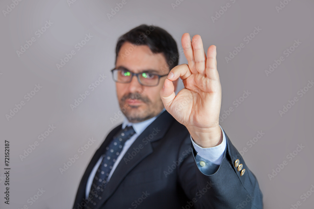 Uomo in ufficio dice OK Uomo in ufficio dice OK