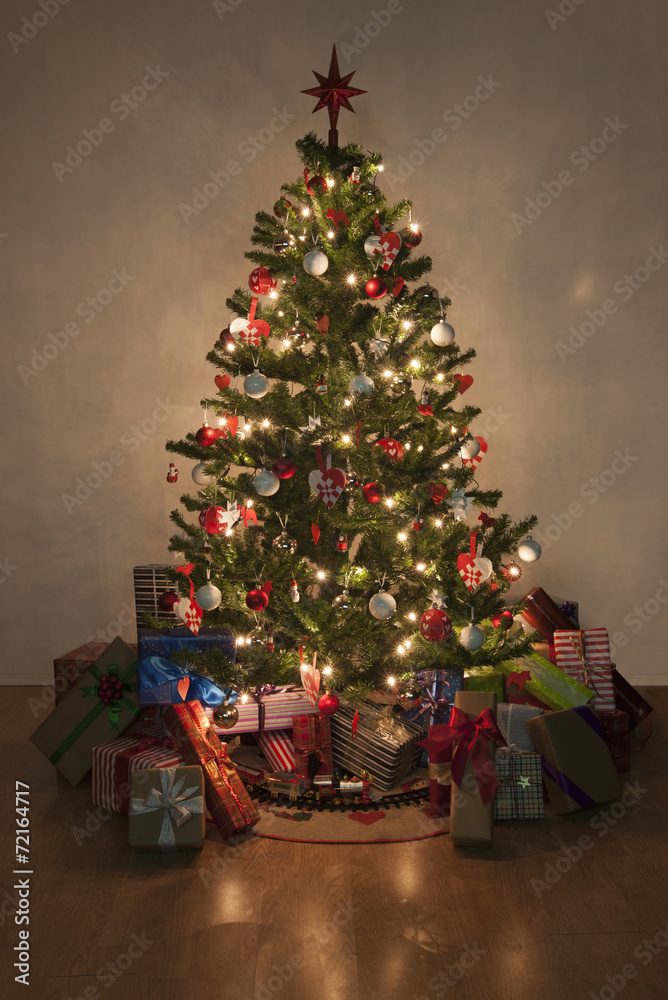 illuminated christmas tree with presents - obrazy, fototapety, plakaty 