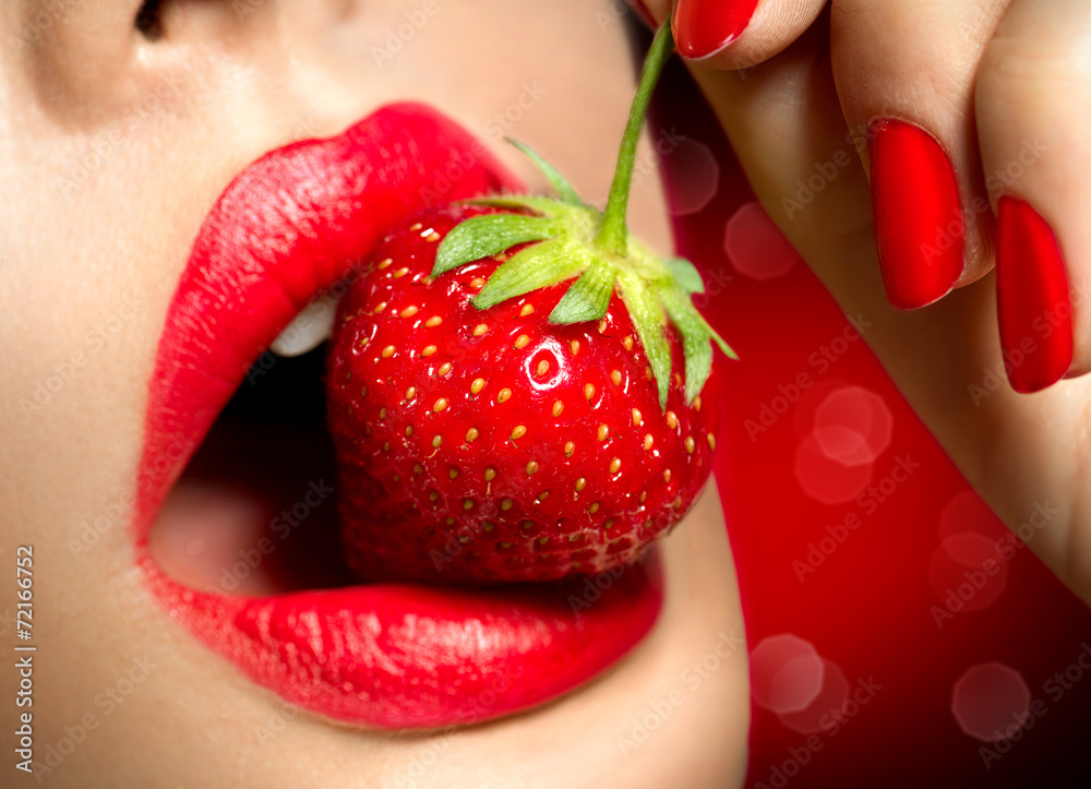 Obraz premium Sexy Woman Eating Strawberry. Sensual Red Lips