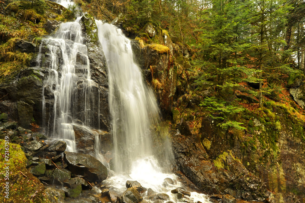 Cascade déferlante sur le flanc des Vosges, département des Vosges en région Grand-Est, France Cascade déferlante sur le flanc des Vosges, département des Vosges en région Grand-Est, France
