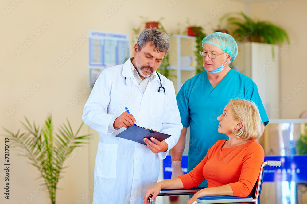 Obraz premium doctor and surgeon consulting patient about medication