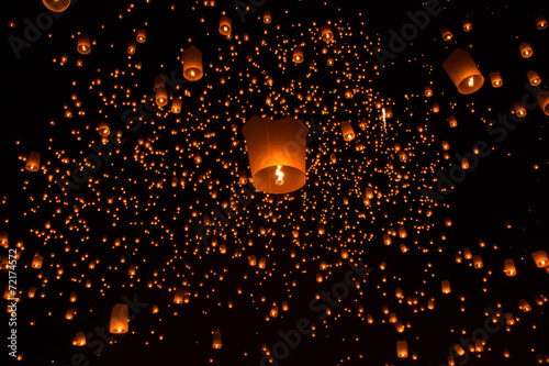 Sky lanterns, Flying Lanterns © sakdinon