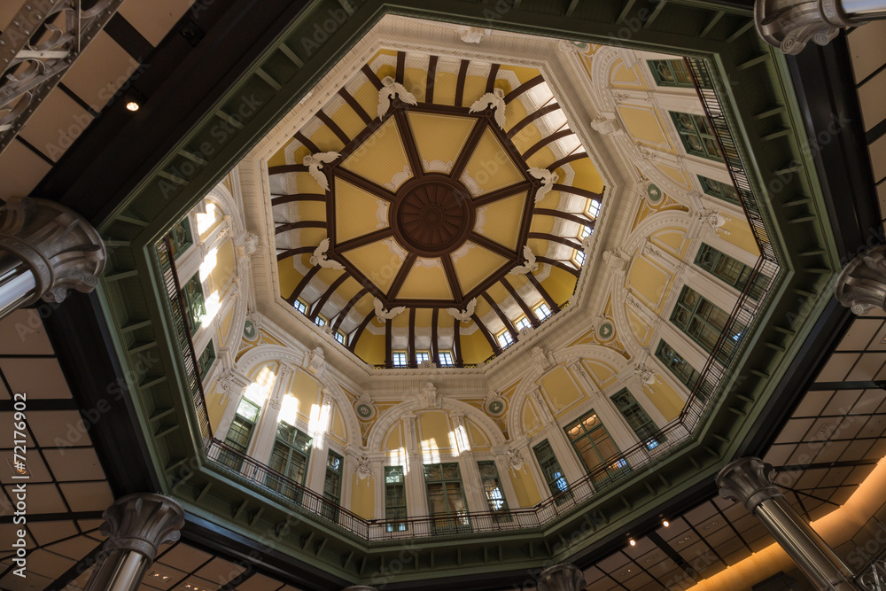 interior of dome at Tokyo railway station