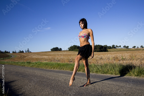 Gymnastique matinale sur une route de campagne.