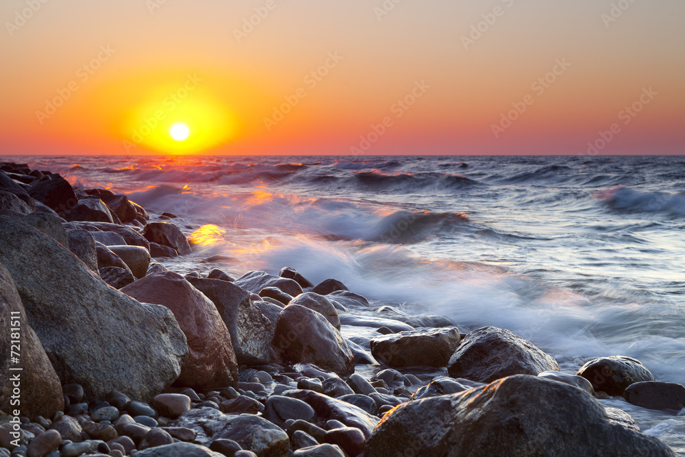 Obraz premium The pebble beach at sunset - Rozewie, Poland, long exposure