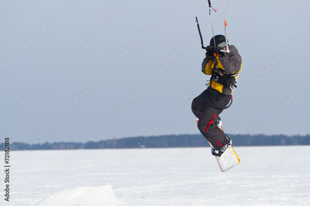 Man winter snowkiting