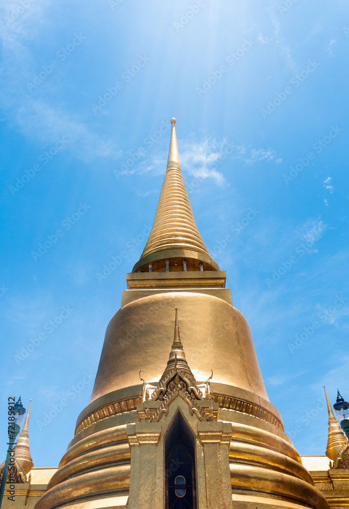 Fototapeta premium golden Chedi Bangkok temple in thailand.