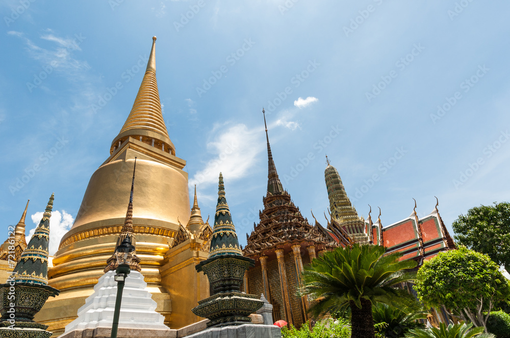 Fototapeta premium Bangkok kings palace ancient temple golden Chedi in thailand.