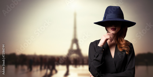 Style women in hat and parisian background