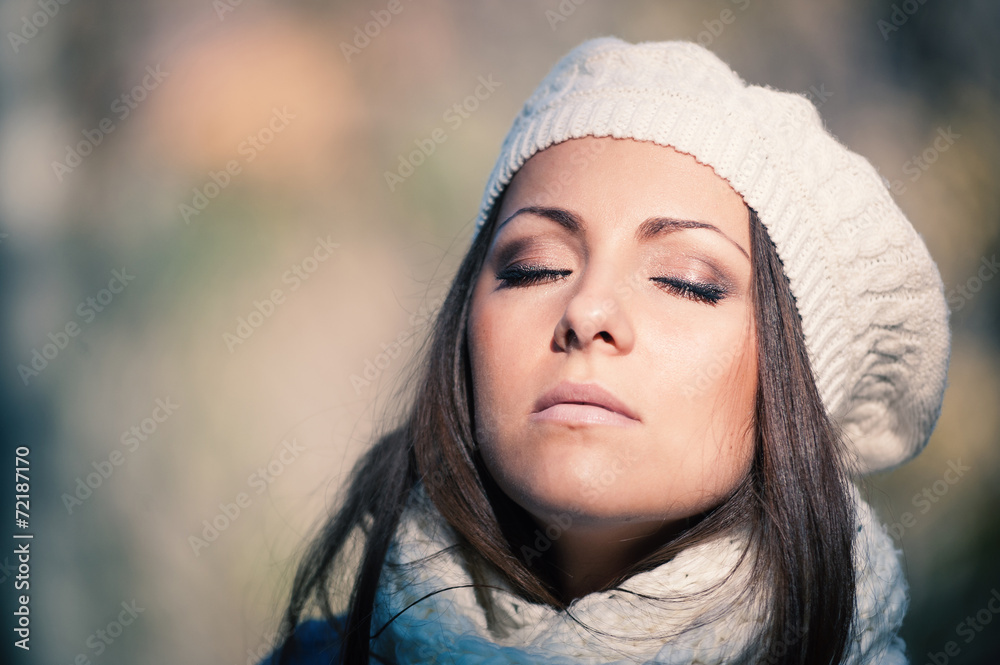 Obraz premium Beautiful young woman wearing white wool hat autumn portrait.