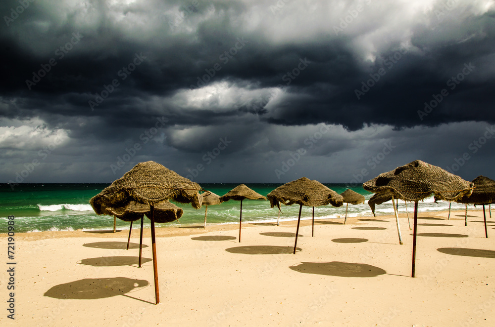 Gewitterstimmung mit Sonnenschirmen am Strand von Sousse