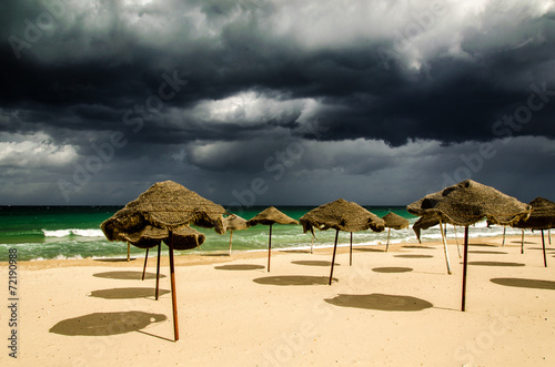 Gewitterstimmung mit Sonnenschirmen am Strand von Sousse © dietwalther