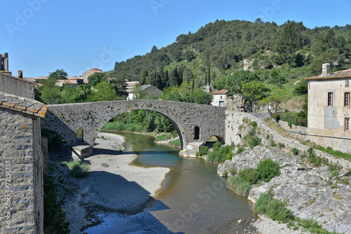 Der Orbieu mit der alten Steinbogenbrücke in Lagrasse