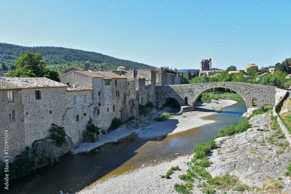 Altstadt von Lagrasse mit der Ponte de l´Abbeye Altstadt von Lagrasse mit der Ponte de l´Abbeye